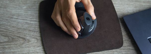 Mão masculina usando mouse computador em casa. - Foto, Imagem