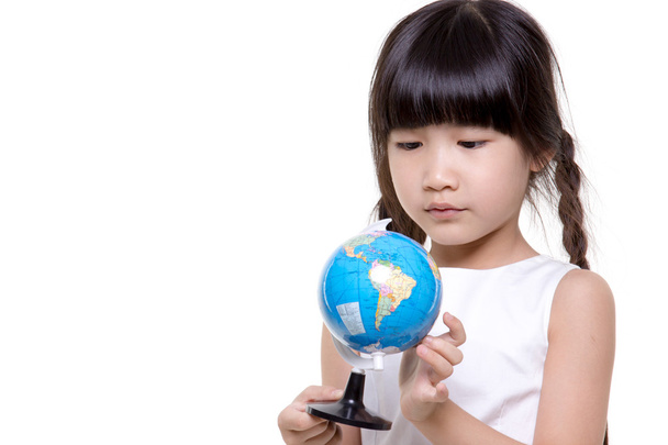 Menina asiática segurando o globo
 - Foto, Imagem