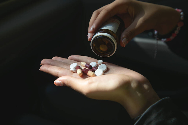 Main féminine caucasienne montrant pilule. Soins de santé. Médecine - Photo, image
