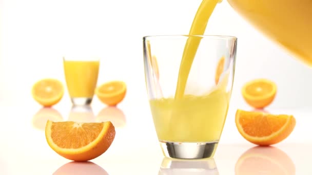 Orangensaft in ein Glas gießen - Filmmaterial, Video