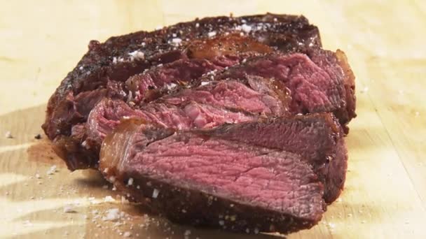 in Scheiben geschnittenes und gebratenes Beefsteak - Filmmaterial, Video