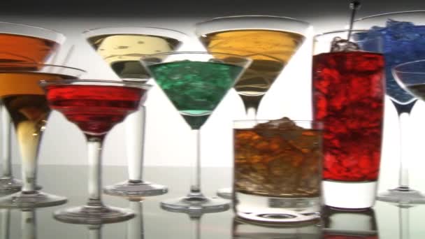 Gekleurde cocktails close-up - Video