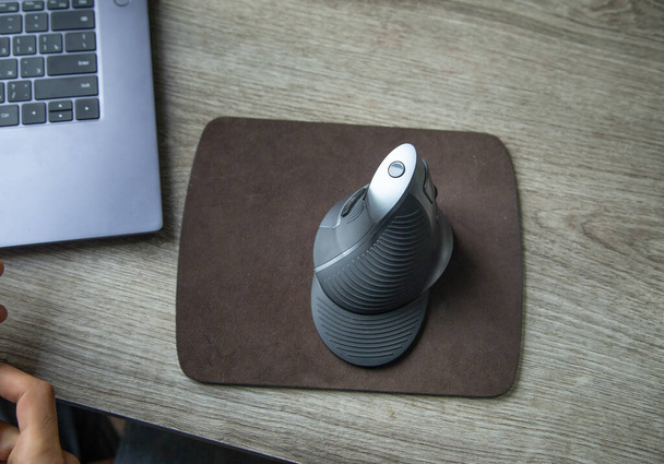 Современная компьютерная мышь с клавиатурой. - Фото, изображение