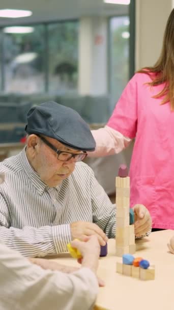 Nagranie przyjaznej pielęgniarki rozmawiającej ze staruszkiem w domu opieki - Materiał filmowy, wideo