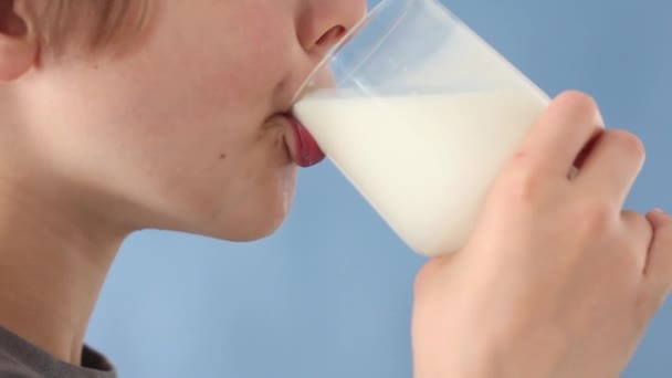 Boy drinking milk - Πλάνα, βίντεο