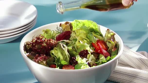 Míchaný salát s olivovým olejem - Záběry, video