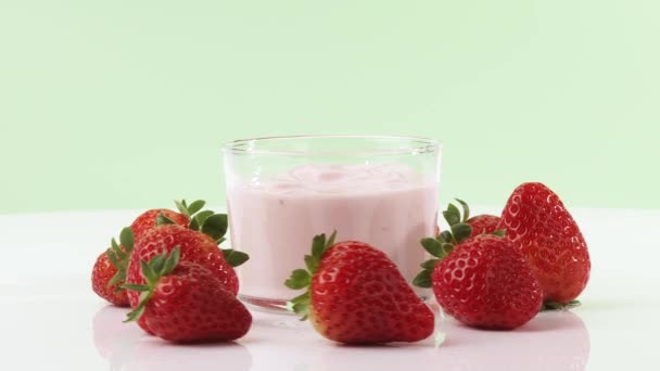 Полуничний йогурт і полуниця
 - Кадри, відео