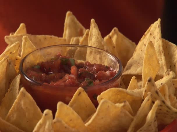 Nachos, paradicsom salsa mártással - Felvétel, videó