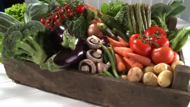 Świeże warzywa w skrzyni - Materiał filmowy, wideo