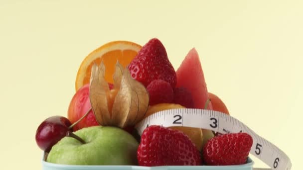 Frutas frescas y cinta métrica
 - Imágenes, Vídeo