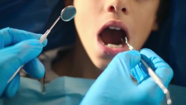 dentista examinando dientes de niño con herramientas de odontología  - Metraje, vídeo