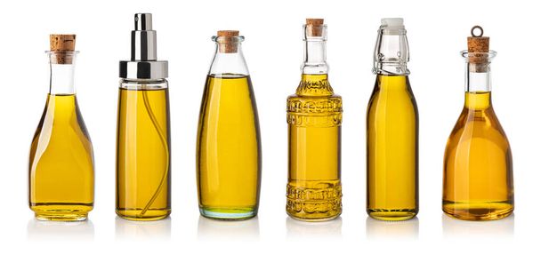 olijfolie fles geïsoleerd op een witte achtergrond - Foto, afbeelding