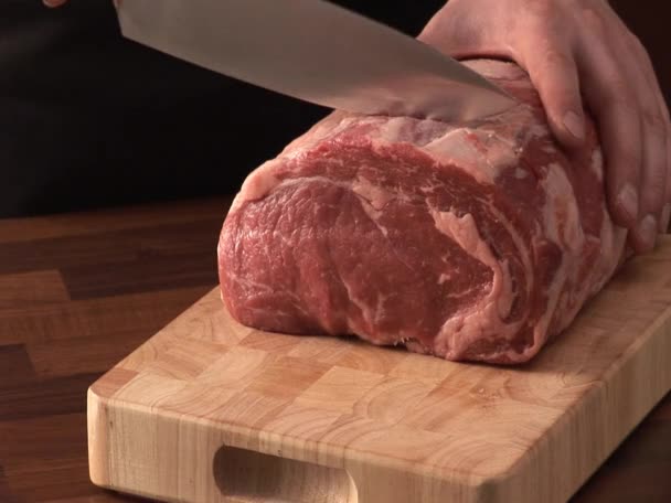 Cortar carne de res en la tabla de cortar
 - Metraje, vídeo