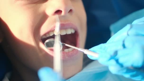 dentysta badający zęby chłopca narzędziami stomatologicznymi  - Materiał filmowy, wideo