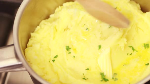 Beurre ajouté aux pommes de terre
 - Séquence, vidéo