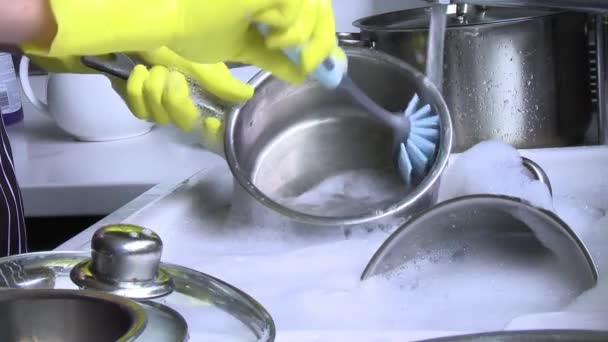 Vrouw wassen potten en pannen - Video