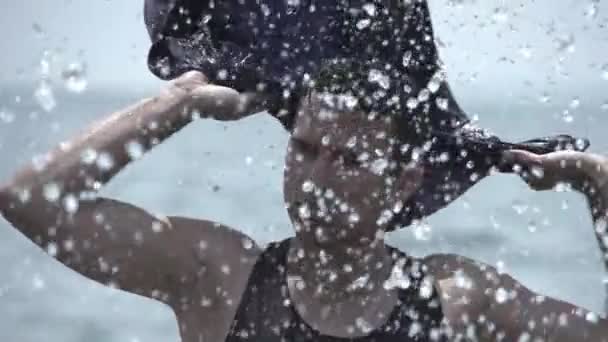 Male splashing water - Materiał filmowy, wideo