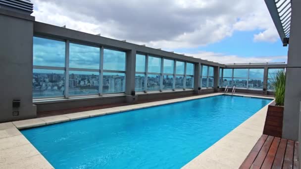 bazén na stres mrakodrapu s výhledem na panorama buenos aires v Argentině. - Záběry, video