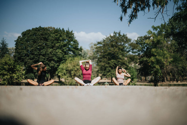 Donne attive che praticano sport all'aria aperta e attività di fitness in un parco Sunny City. - Foto, immagini