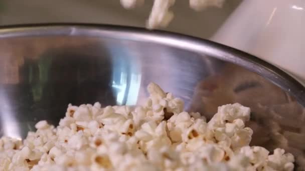 Świeży popcorn, zrobiony w przemysłowej maszynie do popcornu. Wysokiej jakości materiał 4k - Materiał filmowy, wideo