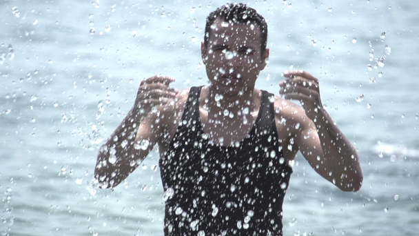 Férfi fröccsenő víz - Felvétel, videó