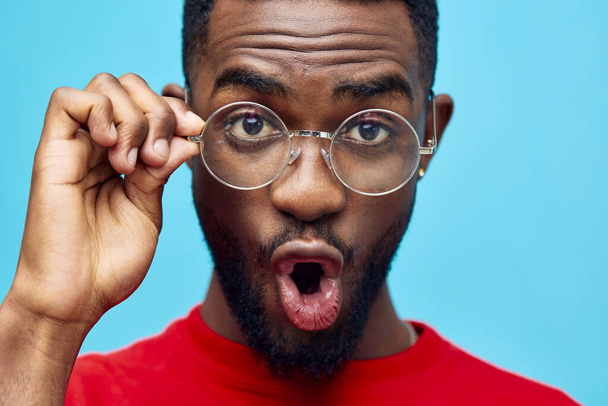 okulary człowiek styl stylowy styl życia szczęśliwy dorosły mężczyzna moda piękno czarny tło afrykański amerykański portret amerykański niebieski nowoczesne okulary model kurtka - Zdjęcie, obraz