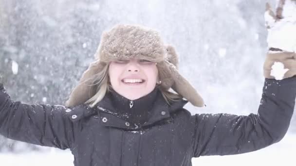 Mujer disfrutando día de invierno
 - Imágenes, Vídeo