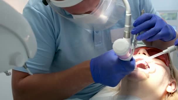 Dentista uomo Estratto paziente dente Clinica dentale Procedura di estrazione Jaws Wrench. Ultra alta definizione. UltraHD, - Filmati, video