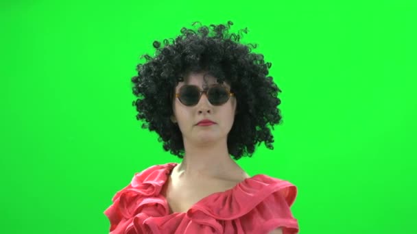 Lustige Frau steht auf grünem Hintergrund - Filmmaterial, Video