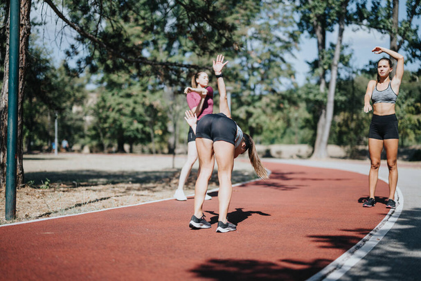 Sport lányok szórakozás csinál Cartwheels egy Sunny City Park. - Fotó, kép