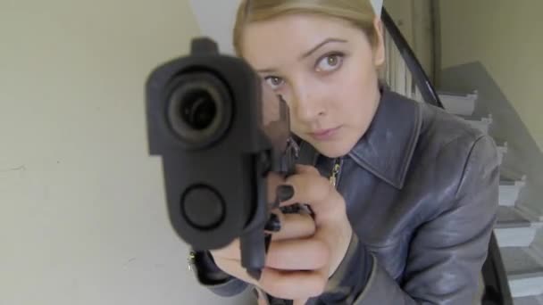 Policial com arma
 - Filmagem, Vídeo