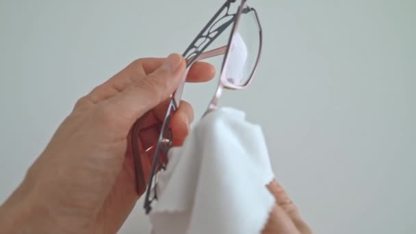 Femmes mains propres lentilles de lunettes avec serviette blanche douce, pas de visage. - Séquence, vidéo