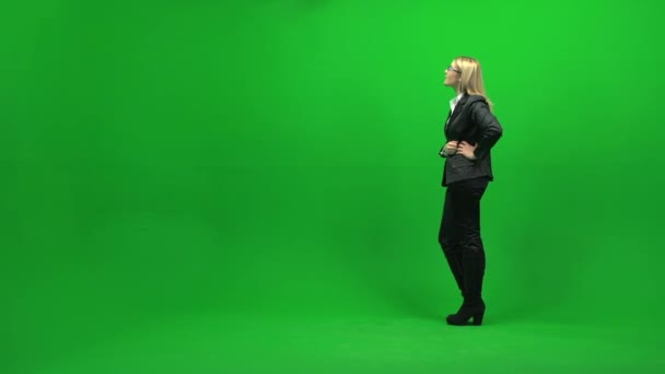 Businesswoman looking up on green screen - Footage, Video