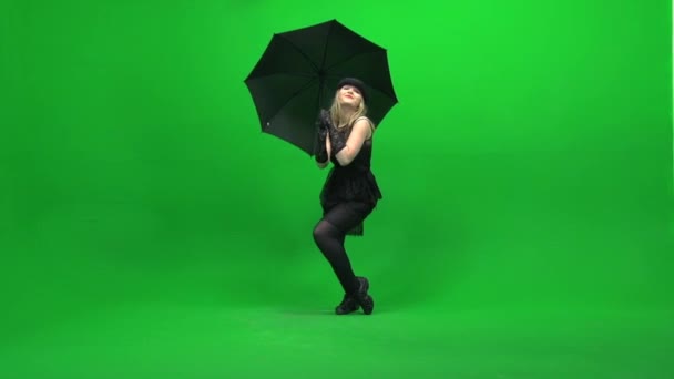 Frau tanzt mit Regenschirm - Filmmaterial, Video