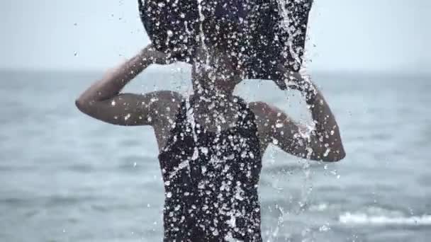 Mannelijke spatten water - Video