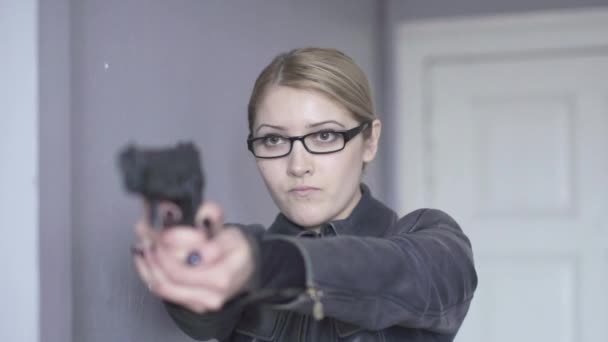 Frau schießt mit Waffe - Filmmaterial, Video