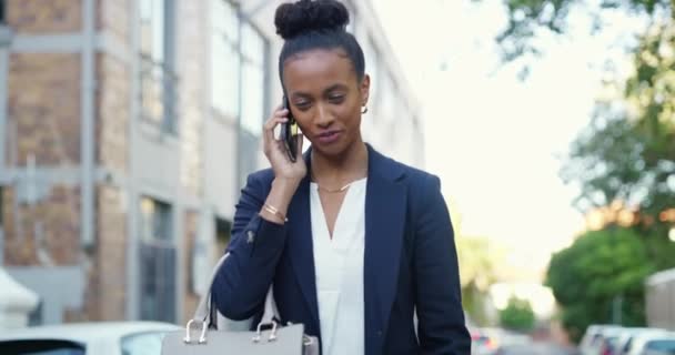 Επιχειρήσεις, τηλεφωνήματα με γυναίκες στην πόλη που περπατούν και μιλάνε για διαπραγματεύσεις, δικτύωση και συμβουλές. Ταξίδι, επικοινωνία και αστική επιχειρηματίας στο δρόμο με smartphone, συνομιλία και συνομιλία - Πλάνα, βίντεο