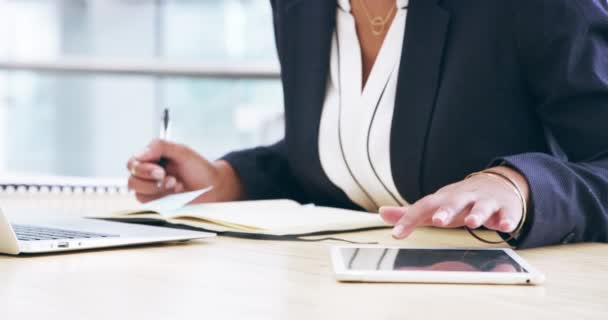 Ręce, laptop i tablet z kobietą biznesu piszącą w swoim biurze podczas planowania portfela finansowego. Technika, badania lub obliczenia z pracownikiem przy biurku w miejscu pracy do celów księgowych. - Materiał filmowy, wideo
