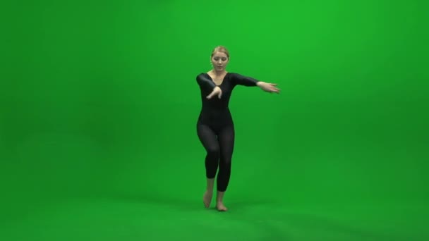 Nő táncol ellen zöld képernyő - Felvétel, videó