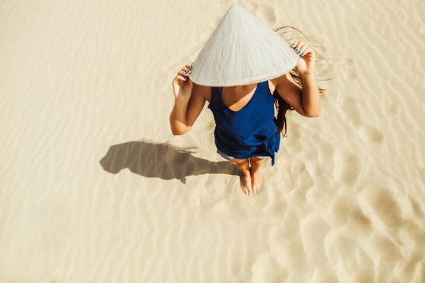 menina na praia com chapéu vietnamita
 - Foto, Imagem