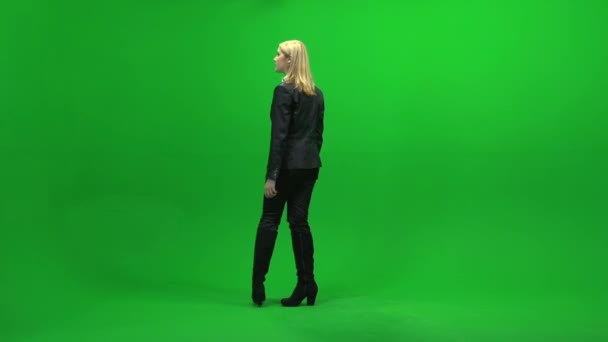 Femme d'affaires marchant sur l'écran vert
 - Séquence, vidéo