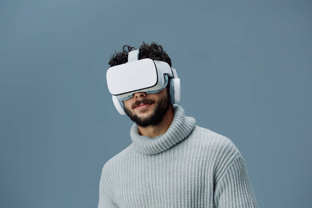 Φουτουριστικός άνθρωπος σε εσωτερικούς χώρους γυαλιά τεχνολογία σύγχρονη τεχνολογία εικονική διασκέδαση ψυχαγωγία πραγματικότητα μελλοντική καινοτομία vr ενήλικο νεαρό άτομο φοριέται συσκευή ακουστικά ψηφιακή προσομοίωση παιχνίδι gadget - Φωτογραφία, εικόνα
