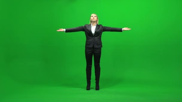 Imprenditrice che tiene le mani in alto sullo schermo verde
 - Filmati, video