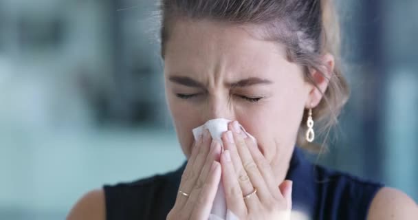 Žena, nemocný a foukající nos v kanceláři, virus a alergie na infekci, sinus a příznaky nachlazení. Lékařská, tkáňová a alergická léčba na pracovišti, senná rýma a zdravotní péče pro choroby nebo šíření bakterií. - Záběry, video