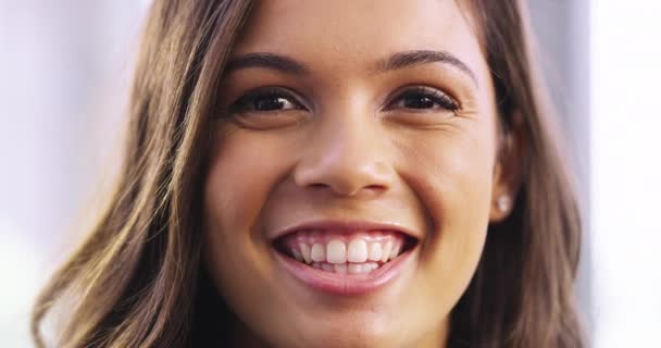 Mutlu kadın, diş temizliği, sağlık hizmetleri ya da sağlıklı yaşam için gülümseyen yüzü ya da dişleri olan. Kozmetik ürünleri veya sonuçları hazırlamak için oral ya da dişçi tedavisinde kişi, portre ya da diş beyazlatma. - Video, Çekim