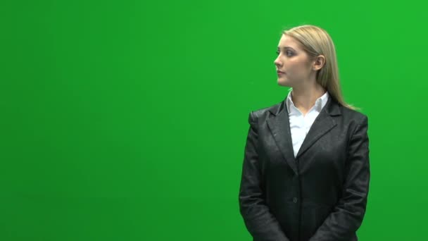 Geschäftsfrau steht auf grünem Bildschirm - Filmmaterial, Video