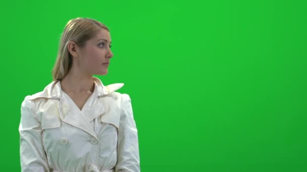 Frau steht auf grünem Bildschirm - Filmmaterial, Video