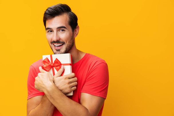 Ο άνθρωπος διακοπές αντίγραφο της μόδας δώρο τύπος κουτί πώληση στούντιο έκπληξη εορτασμός αρσενικό δώρο δώσει Valentine χώρο δώρο Χριστούγεννα μοντέλο κρατώντας γιορτάσουν ευτυχισμένη απομονωμένη κουτί κόμμα - Φωτογραφία, εικόνα