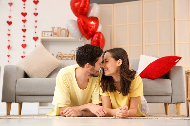 Feliz joven pareja tocando narices en casa en el Día de San Valentín - Foto, Imagen