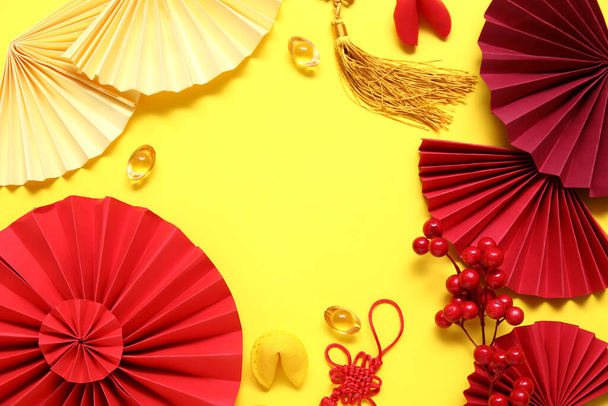 Ramka wykonana z ciasteczek z wróżbą i chińskich symboli na żółtym tle. Święto Nowego Roku - Zdjęcie, obraz